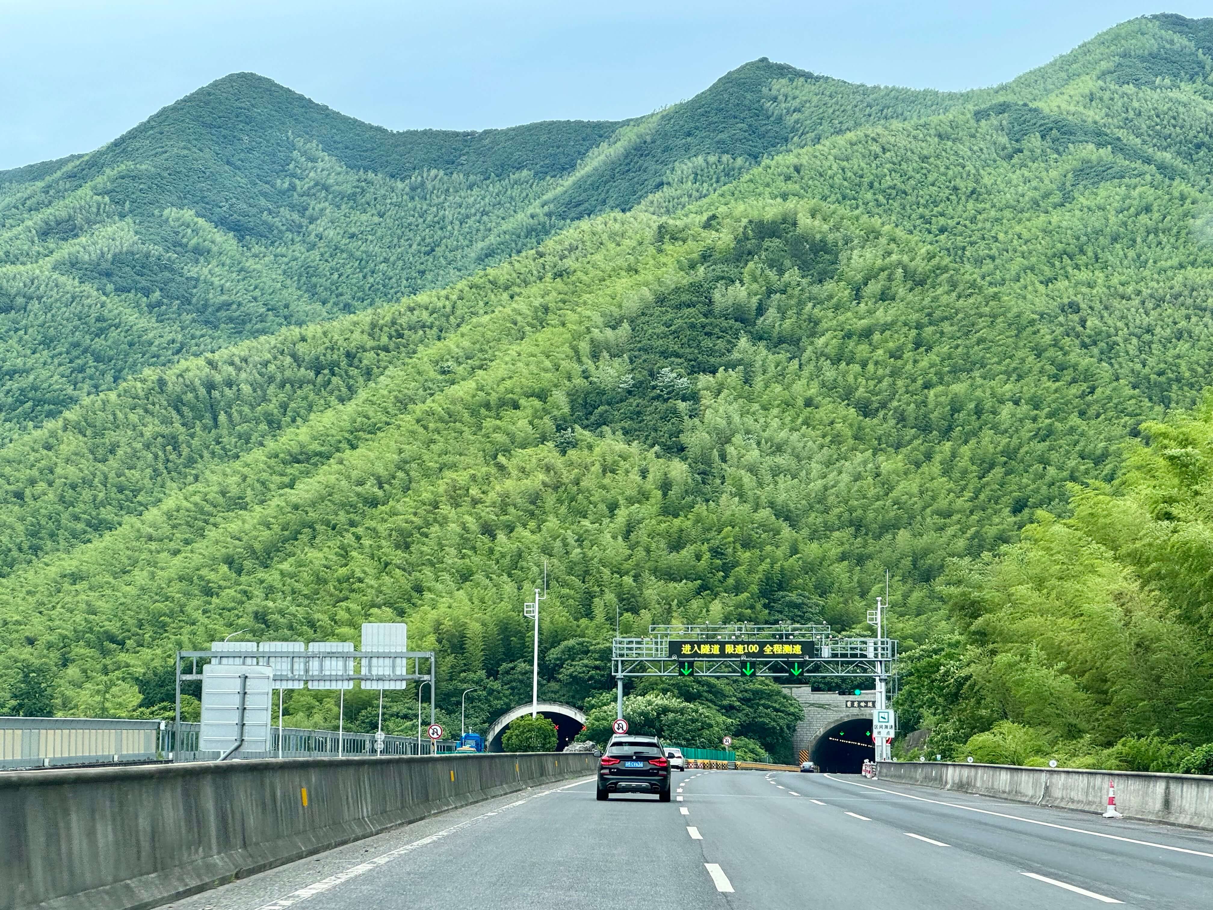 高速,山近景